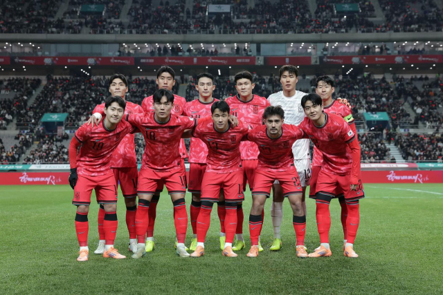 한국 축구대표팀 모습. 앞줄 오른쪽에서 첫 번째와 두 번째가 설영우와 옌스 카스트로프, 뒷줄 오른쪽에서 세 번째가 김민재다. 설영우 SNS 제공