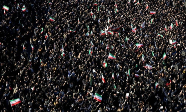 1일(현지시간) 이란 테헤란에서 시민들이 최고지도자 아야톨라 세예드 알리 하메네이의 죽음을 애도하기 위해 모여 있다. 로이터, 연합뉴스.