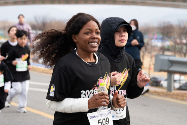 1일 열린 2026 구미박정희마라톤대회에서 외국인 선수들이 활짝 웃으며 마라톤을 하고 있다. 구미시 제공