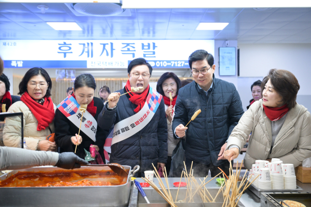 올해 설날을 맞아 영덕전통시장을 찾은 박형수 국회의원과 김광열 영덕군수가 상인들에게 안부를 묻고 있다. 영덕군 제공