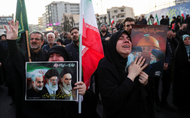 1일(현지시간) 이란 테헤란 엥겔라브 광장에서 이란 최고 지도자 아야톨라 알리 하메네이의 죽음을 애도하기 위해 모인 시민들이 오열하고 있다. 로이터 연합뉴스