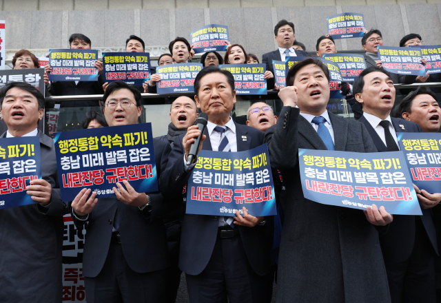 더불어민주당 정청래 대표가 1일 충남 천안시 신부동 거리에서 열린 
