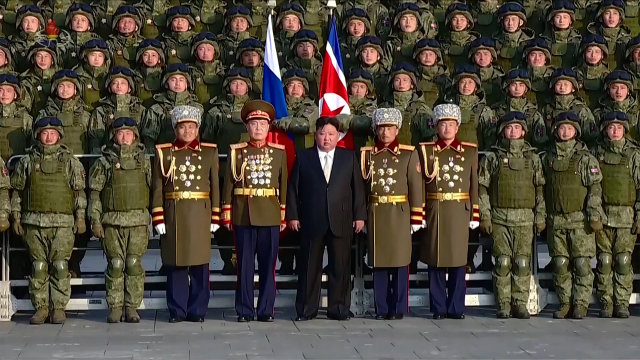 김정은 북한 국무위원장이 지난 27일 당 제9차대회 기념 열병식 참가 부대 지휘관·병사들을 만나 기념사진을 찍었다고 조선중앙TV가 28일 보도했다. [조선중앙TV 화면] [국내에서만 사용가능. 재배포 금지. For Use Only in the Republic of Korea. No Redistribution] 연합뉴스