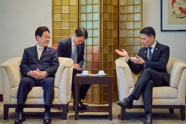 싱가포르를 국빈방문한 이재명 대통령이 1일 창이 국제공항에서 영접 나온 데이비드 네오 문화·공동체·청소년장관과 환담하고 있다. 연합뉴스