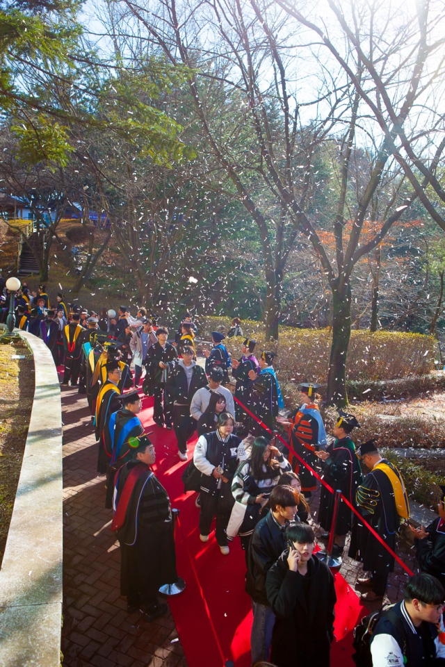 대경대 신입생과 졸업생들이 나란히 입학식 겸 졸업식에 입장하고 있다. 대경대 제공