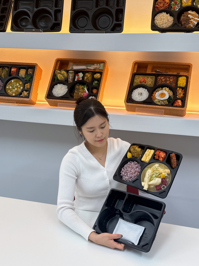 권수진 온기코퍼레이션 대표가 자사 제품인 발열 도시락에 대해 설명하고 있다. 조규덕 기자