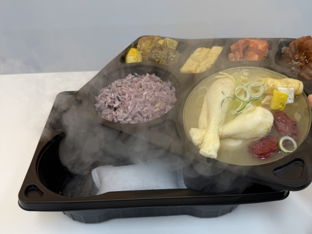 온기코퍼레이션의 발열 도시락 용기. 물만 부어도 빠르게 가열되는 구조 덕분에 항상 따뜻한 밥을 먹을 수 있다. 조규덕 기자