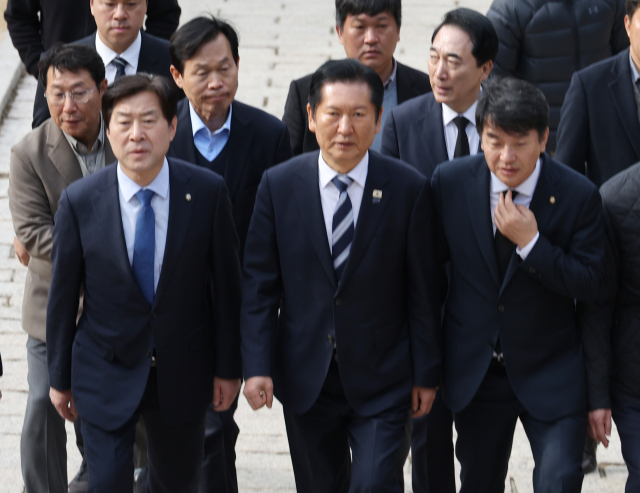 더불어민주당 정청래 대표가 3·1운동 107주년인 1일 충남 천안시 동남구 병천면 유관순 열사 추모각을 참배하고 있다. 연합뉴스