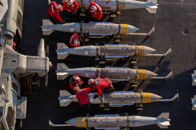 2월 28일(현지시간) 에이브러햄링컨호 비행갑판에서 미 해군 수병들이 무기를 점검하고 있는 모습. AP 연합뉴스
