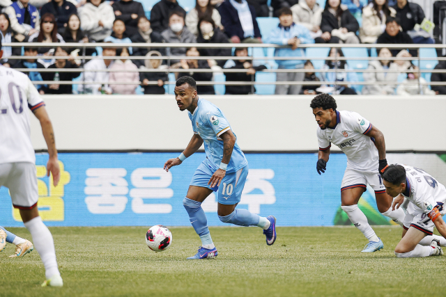 프로축구 대구FC 마테우스 세라핌이 지난 1일 화성FC와의 경기에서 화성 문전으로 드리블하고 있다. 대구FC 제공