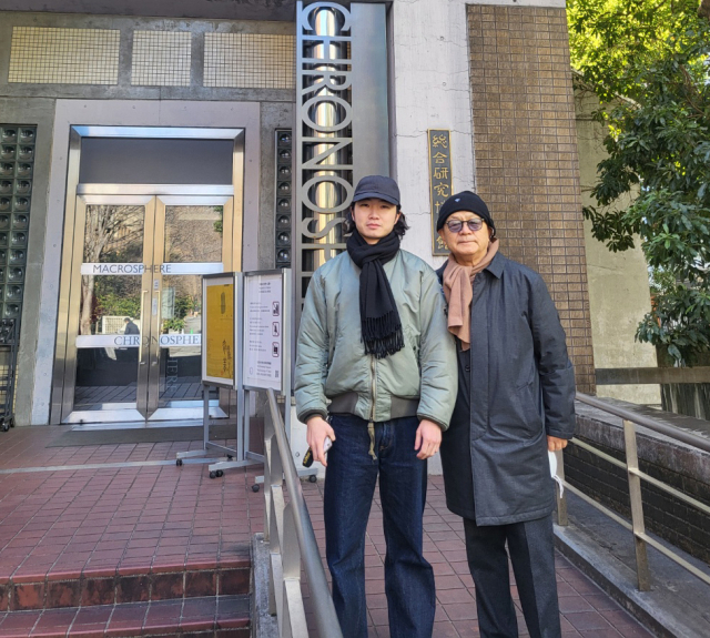 정홍규 에밀타케식물연구소 이사장(오른쪽)이 타케 신부가 1908년 한라산에서 채집한 제주 왕벚나무 표본(채집번호 4638번)이 도쿄대 총합연구박물관이 소장하고 있는 것을 확인하고 통역과 이 박물관 앞에서 촬영한 사진.