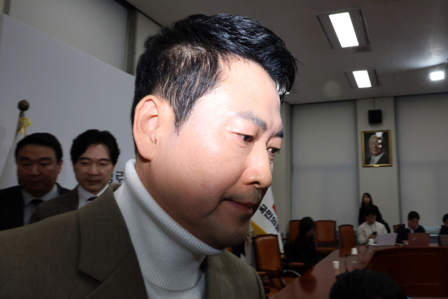 국민의힘 장동혁 대표가 5일 국회에서 당내 사퇴론과 재신임 투표론 관련 입장 발표 기자간담회를 마친 뒤 회의실을 빠져나가고 있다. 장 대표는 이날 