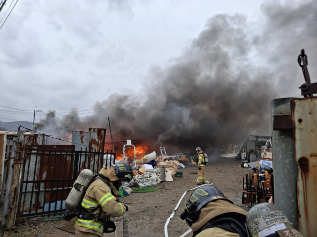 경주 자원 재활용시설서 화재…70대 1명 불에 타 숨져