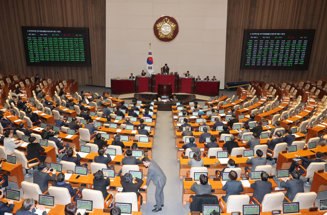 1일 국회에서 국민투표법 전부개정법률안(대안)에 대한 수정안이 통과되고 있다. 연합뉴스