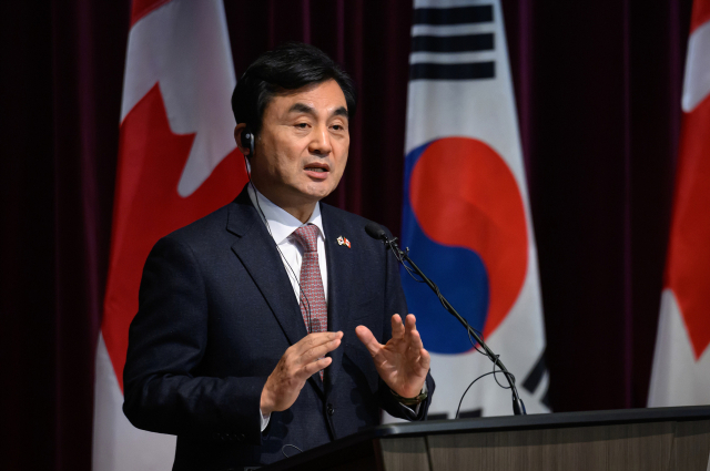 안규백 국방부 장관이 25일(현지시간) 캐나다 오타와에서 열린 캐나다 오타와에서 열린 제2차 한-캐나다 외교·국방(2+2) 장관회의 계기 공동기자회견에서 발언하고 있다. 연합뉴스