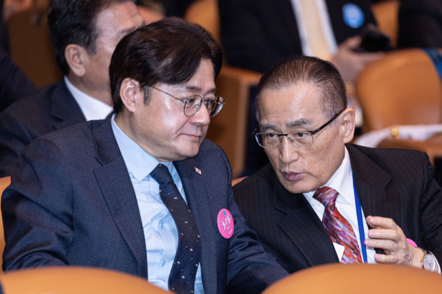 홍익표 정무수석(왼쪽)와 위성락 국가안보실장이 1일 서울 강남구 코엑스에서 열린 제107주년 3·1절 기념식에서 대화하고 있다. 연합뉴스