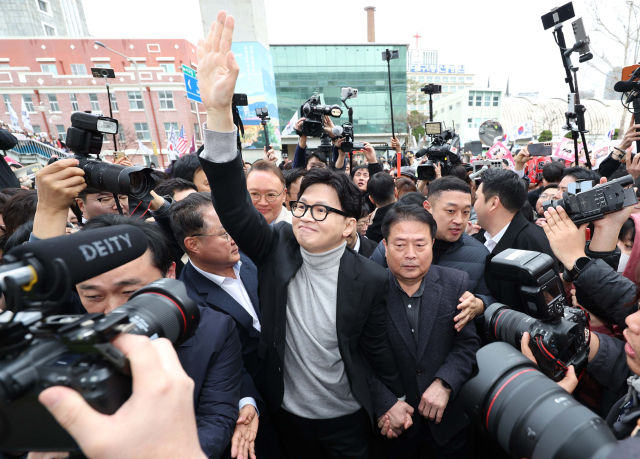 한동훈 국민의힘 전 대표가 27일 오후 대구 서문시장을 찾은 자리에서 지지자들에게 인사하고 있다. 연합뉴스