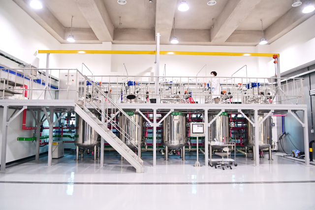 청송황금사과연구단지에는 친환경 미생물 생산·보급과 저온·극한호우 등 이상기온에 대응하기 위한 재해 대응형 사과 시험 재배 등을 통해 청송사과의 경쟁력을 끌어올리고 있다. 청송군 제공