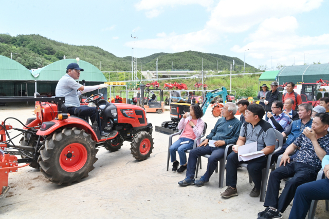 소형굴삭기 면허 획득을 위해 교육생들이 청송군의 전문 강사로부터 교육을 듣는 모습. 청송군 제공