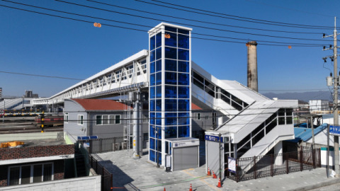 영주역 선로로 40년간 단절된 삶을 살던 두 마을을 잇는 연결통로가 개통됐다