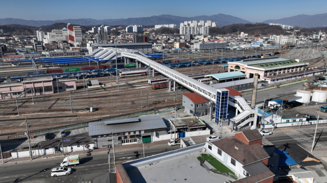 영주역 철로를 가로질러 휴천2동과 휴천3동을 잇는 안전연결통로 모습. 영주시 제공