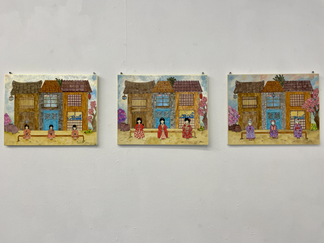 튀르키예 출신 한데 아탄 작가가 그린 그림. 한국·튀르키예·일본 각국의 집과 여성을 그렸다. 집은 그대로인데 반해 나무와 사람은 성장하는 모습이 눈에 띈다.