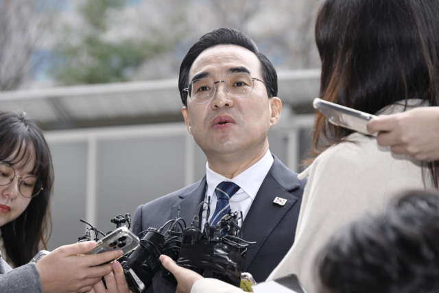 박홍근 기획예산처 장관 후보자가 3일 오전 서울 중구 예금보험공사에 첫 출근, 도어스테핑에서 기자 질문에 답변을 하고 있다. 2026.3.3. 기획처 제공