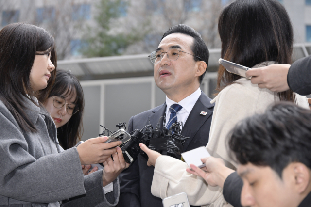 박홍근 기획예산처 장관 후보자가 3일 오전 서울 중구 예금보험공사에 첫 출근, 도어스테핑에서 기자 질문에 답변을 하고 있다. 2026.3.3. 기획처 제공