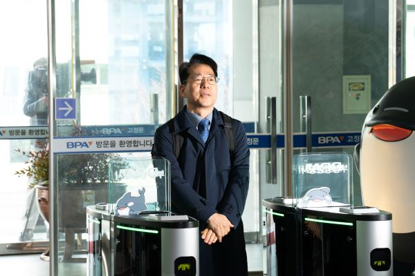 황종우 해양수산부 장관 후보자가 3일 부산항만공사에 마련된 인사청문회 준비 사무실로 출근하고 있다. [사진=해수부]