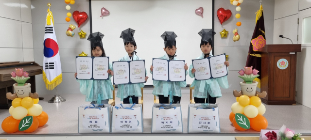 입학생이 한복을 곱게 차려입은 순흥초등학교 학생들이 기념 사진을 촬영했다.