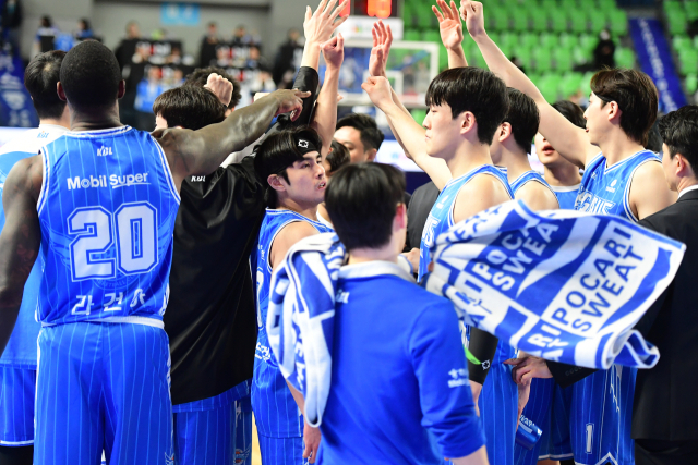 프로농구 대구 한국가스공사 페가수스 선수들이 지난달 19일 서울 SK 나이츠전에서 작전 타임 후 화이팅을 외치고 있다. KBL 제공