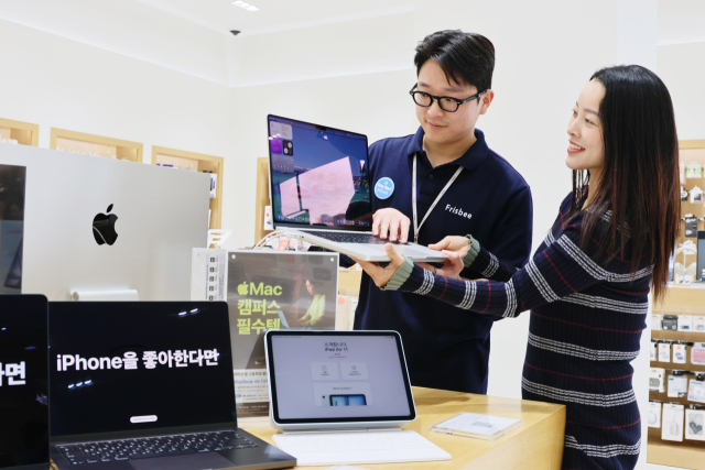 대구의 한 백화점 매장에서 방문객들이 노트북 등 디지털 기기를 살펴보고 있다. 매일신문DB
