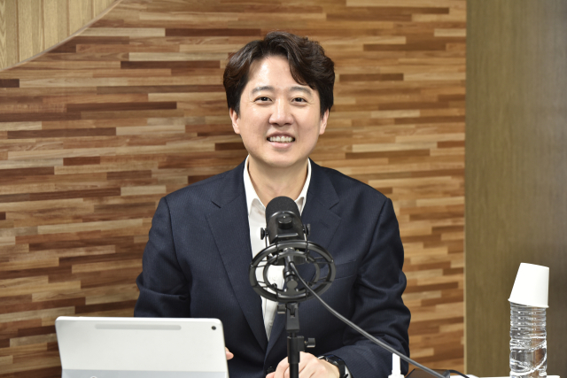 개혁신당 이준석 대표가 27일 한국사 강사 출신 유튜버 전한길(본명 전유관)과 부정선거를 주제로 유튜브 채널 