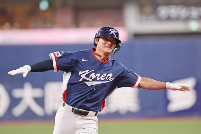 한국의 김도영이 3일 일본 오사카 교세라돔에서 열린 WBC 평가전 일본프로야구 오릭스 버팔로스와의 경기 2회초 3점 홈런을 친 뒤 세리머니를 하고 있다. 연합뉴스