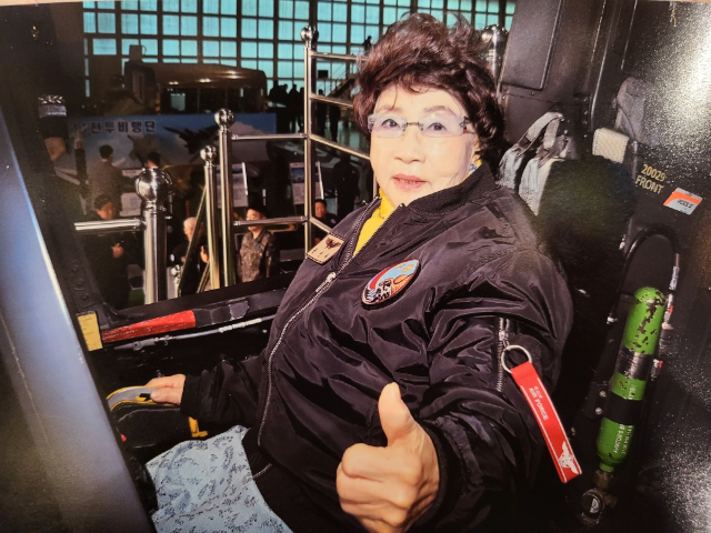 K2 공군발전위원장을 맡고 있는 문 원장이 전투기 조정석에 앉았다. 문신자 원장 제공