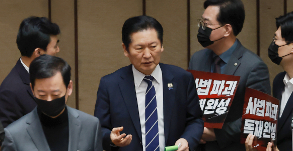 이란 전쟁, 국민만 애탄다…與 '입법독주' 野 '무기력'