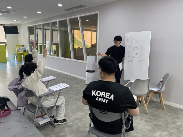 박준현씨가 공부방에서 아이들을 가르치고 있다. 김봄이 기자