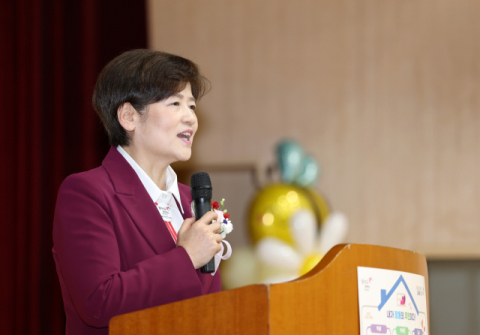 [포토뉴스] 새내기 맞이하는 강은희 교육감