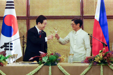 李대통령, BTS 노래·샴페인과 불꽃 감상…필리핀 정상엔 