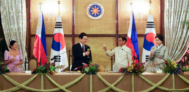 이재명 대통령과 페르디난드 마르코스 필리핀 대통령이 3일 필리핀 마닐라 말라카냥궁에서 열린 국빈방문 공식만찬에서 건배하고 있다. 왼쪽부터 루이즈 아라네타 마르코스 여사, 이재명 대통령, 페르디난드 마르코스 필리핀 대통령, 김혜경 여사. 연합뉴스