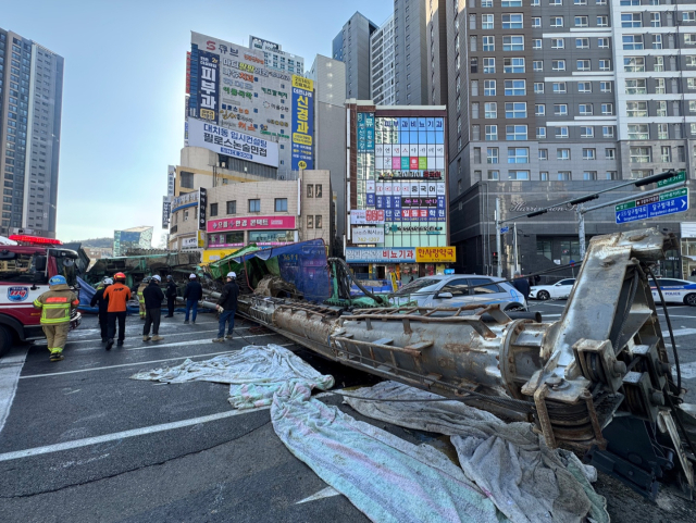 대구 만촌네거리 공사 현장서 천공기 쓰러져…3명 부상