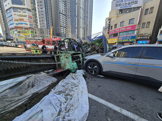 4일 대구 수성구 만촌네거리 도시철도 2호선 만촌역 지하통로 공사 현장에서 천공기가 쓰러져 3명이 경상을 입었다. 사진은 사고 현장. 연합뉴스