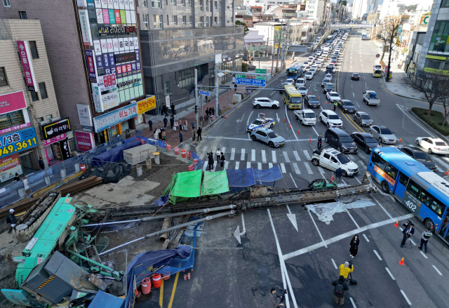 대구 만촌네거리 공사현장서 천공기 전도…3명 경상 