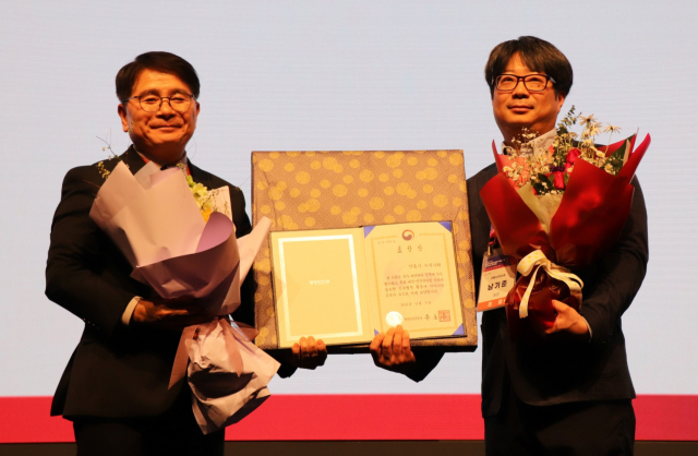 안동시수의사회가 지난해 안동지역 산불 발생 당시 농장 가축과 반려 동물 구호 노력을 인정받아 행정안전부 장관 표창을 수상했다. 안동시수의사회 제공