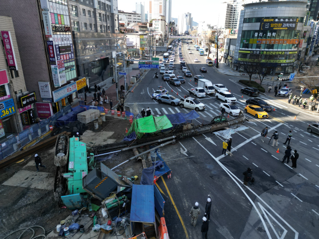 4일 오전 9시 6분쯤 대구 수성구 만촌네거리 공사 현장에서 천공기가 쓰러지는 사고가 발생했다. 박효상 기자