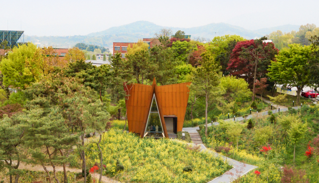 전주대학교 교정의 언덕에 초맛 셋이 설치돼 있다. 전주 건축사협회 제공