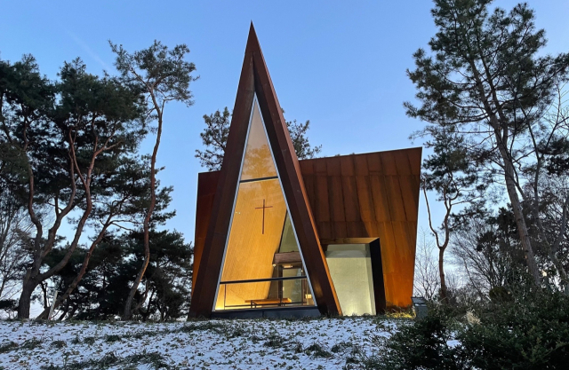 파란 하늘과 하얀 눈밭, 붉은 녹이 스민 초막 셋이 강력한 색채의 대비를 이룬다. 전주 건축사협회 제공