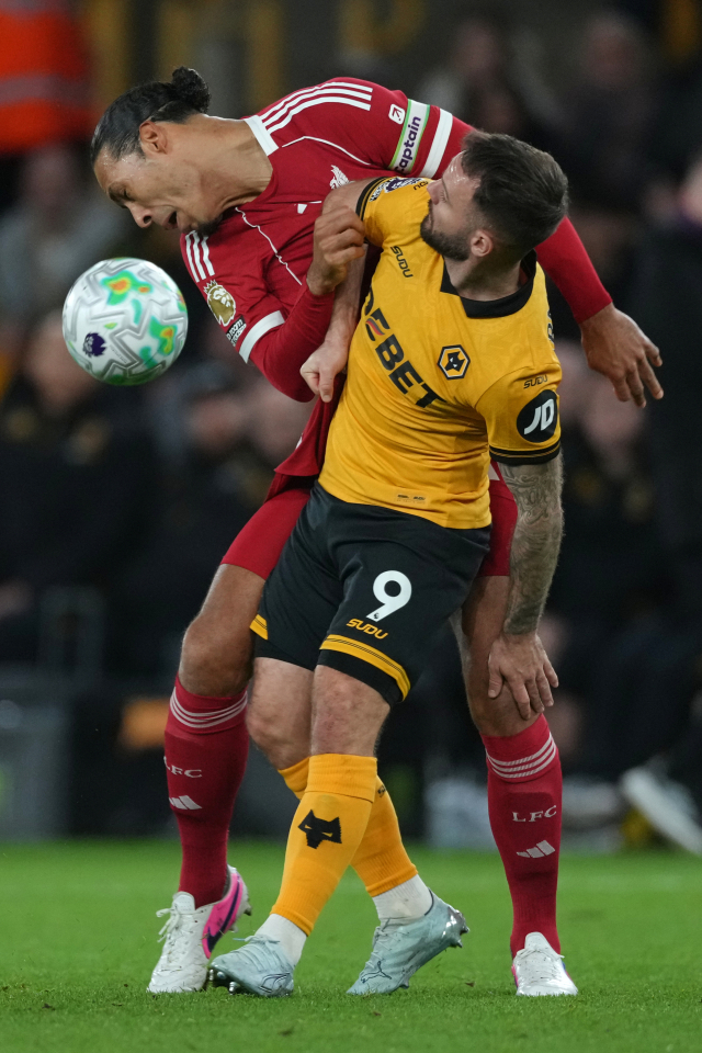 울버햄튼의 아담 암스트롱(9번)이 4일 영국 울버햄튼의 몰리뉴 스타디움에서 열린 2025-2026 EPL 29라운드 경기 도중 리버풀의 버질 판다이크와 공을 다투고 있다. AP 연합뉴스