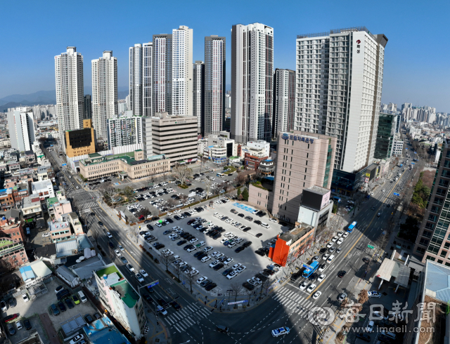 대구시청 앞 동인동 시니어 레지던스 사업이 매각 수순에 들어가고 신라스테이 중단·대백 본점 공백 등이 겹치며 대구 원도심 공동화 우려가 커지고 있다. 대구시청 동인청사 전경. 매일신문DB