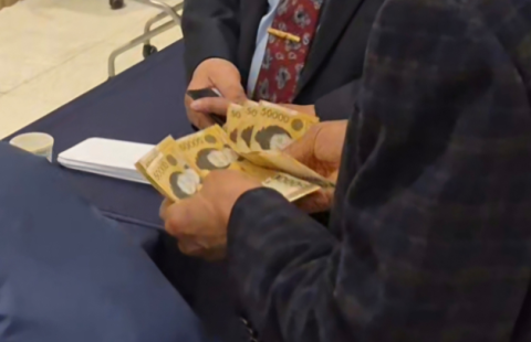 [단독] 여야 안가리고 출판기념회서 또 오고간 현금